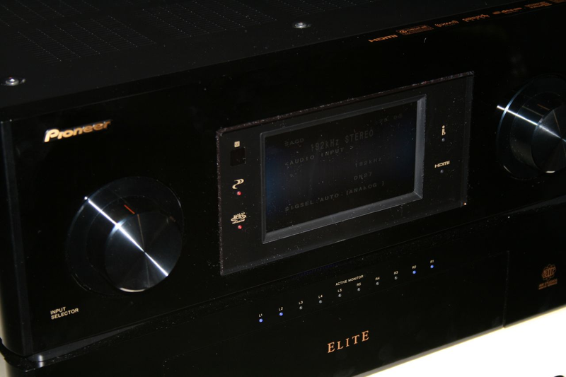 Illustration for article titled Pioneer Elite SC-09TX Amp and Receiver Kicks Audio Arse